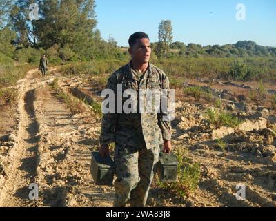 Forces militaires AMÉRICAINES. 161018N0901-001 ROTA, Espagne (18 octobre 2016) le caporal Kelvin Collado, de Staten Island, New York, affecté à la Fleet anti-Terrorist Security Team Company Europe (FASTEUR), transporte des bidons de munitions lors d'un réapprovisionnement simulé en munitions lors d'une séance de conditionnement physique de peloton. Le FASTEUR, 1e peloton, dont le siège est à Rota, en Espagne, est prêt à mener des opérations expéditionnaires de réponse rapide contre le terrorisme et de sécurité afin de protéger les ressources nationales et navales vitales. (Photo du corps des Marines des États-Unis par le capitaine Joseph Trippi) Banque D'Images