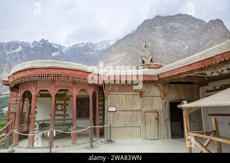 23 septembre 2023, Karimabad, Pakistan. Façade du fort Baltit dans la vallée de Hunza, montagnes sur le fond, Gilgit Batistan. Banque D'Images