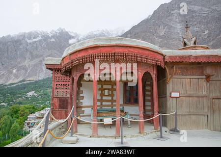 23 septembre 2023, Karimabad, Pakistan. Façade du fort Baltit dans la vallée de Hunza, montagnes sur le fond, Gilgit Batistan. Banque D'Images