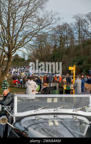 Le départ et l'arrivée tout droit remplis de voitures pré 1994 au salon du nouvel an de Brooklands, 2024 Banque D'Images