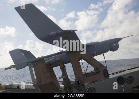 Forces militaires AMÉRICAINES. Un avion de surveillance aérienne sans pilote RQ-21a Blackjack s'installe sur un lanceur comme la 24th Marine Expeditionary Unit et l'USS Mesa Verde (LPD 19), commencent un transit simulé pour répéter une défense de la mission de la force opérationnelle amphibie lors de l'exercice Amphibious Ready Marine Expeditionary Unit Exercise le 13 décembre 2016. Au cours de l'évolution de l'entraînement de trois semaines, les Marines aborderont un large éventail d'opérations et de scénarios améliorant l'interopérabilité et les capacités de guerre amphibie avec leurs homologues de la Marine. Le RQ-21a fournit un su tactique maritime et terrestre persistant Banque D'Images