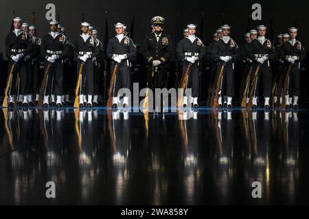 Forces militaires AMÉRICAINES. ARLINGTON, Virginie (9 janvier 2017) la garde de cérémonie de l'US Navy affectée au district naval de Washington, DC, se forme lors de la cérémonie d'adieu du secrétaire à la Défense Ash carter à la base interarmées Myer-Hehderson Hall, en Virginie (Photo officielle du DoD par EJ Hersom/publié) Banque D'Images