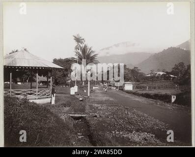 Face de rue à Padang Pandjang surplombant le volcan Marapi, 1899 - 1912 photographie face de rue à Pandjang avec un certain nombre de maisons, sur le fond le Gunung Marapi est visible faux volcan en papier Pandjang imprimé albumen. rue (+ City(-scape) avec chiffres, staffage) MARAPI. Faux Pandjang Banque D'Images