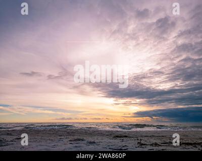 Coucher de soleil sur Madeira Beach près de St Petersburg, Floride, États-Unis Banque D'Images