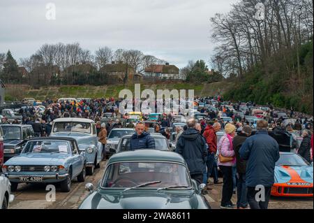 Le départ se termine tout droit avec les banques en arrière-plan, remplies de voitures pré 1994 au salon du nouvel an de Brooklands, 2024 Banque D'Images