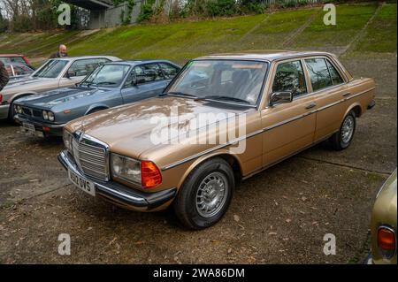 Berline Mercedes Benz W123 à Brooklands New Year Day, 2024 Banque D'Images