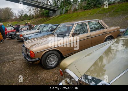 Berline Mercedes Benz W123 à Brooklands New Year Day, 2024 Banque D'Images