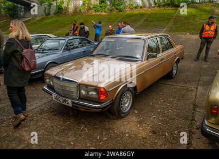 Berline Mercedes Benz W123 à Brooklands New Year Day, 2024 Banque D'Images