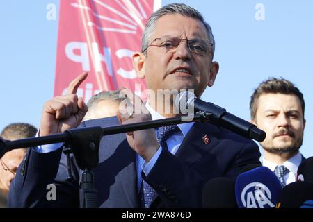 23 décembre 2023, zmir, Menemen, Turquie : le président du principal parti d'opposition de TÃ¼rkiye, le Parti républicain du peuple, Ã-zgÃ¼r Ã-zel, prend la parole lors de la marche commémorative de l'anniversaire de la mort du Martyr second lieutenant Mustafa Fehmi Kubilay et de ses amis. Le président du CHP, Ã-zgÃ¼r Ã-zel, assiste à une cérémonie de commémoration de la mort du sous-lieutenant martyr Mustafa Fehmi Kubilay et de ses amis, assassinés il y a 93 ans à Menemen. Ã-zel, qui a participé à la marche dans le cadre du programme de commémoration, a déclaré : ''nous continuerons à défendre ce pays et ce drapeau contre la terreur Banque D'Images