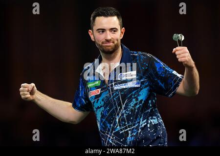 Luke Humphries célèbre sa victoire sur Scott Williams (non représenté) lors de la quinzième journée du Championnat du monde de fléchettes Paddy Power à Alexandra Palace, Londres. Date de la photo : mardi 2 janvier 2024. Banque D'Images