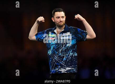 Luke Humphries célèbre sa victoire sur Scott Williams (non représenté) lors de la quinzième journée du Championnat du monde de fléchettes Paddy Power à Alexandra Palace, Londres. Date de la photo : mardi 2 janvier 2024. Banque D'Images