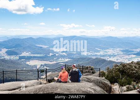 Vues panoramiques sur les Alpes victoriennes depuis le sommet du mont Buffalo. Banque D'Images