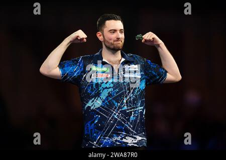 Luke Humphries célèbre sa victoire sur Scott Williams (non représenté) lors de la quinzième journée du Championnat du monde de fléchettes Paddy Power à Alexandra Palace, Londres. Date de la photo : mardi 2 janvier 2024. Banque D'Images