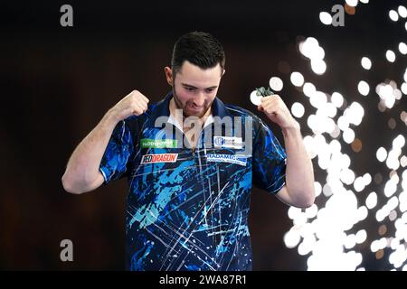 Luke Humphries célèbre sa victoire sur Scott Williams (non représenté) lors de la quinzième journée du Championnat du monde de fléchettes Paddy Power à Alexandra Palace, Londres. Date de la photo : mardi 2 janvier 2024. Banque D'Images