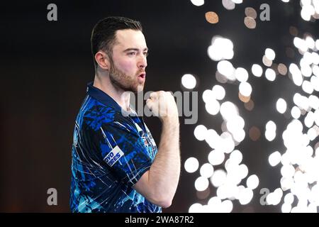 Luke Humphries célèbre sa victoire sur Scott Williams (non représenté) lors de la quinzième journée du Championnat du monde de fléchettes Paddy Power à Alexandra Palace, Londres. Date de la photo : mardi 2 janvier 2024. Banque D'Images