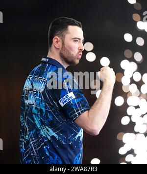 Luke Humphries célèbre sa victoire sur Scott Williams (non représenté) lors de la quinzième journée du Championnat du monde de fléchettes Paddy Power à Alexandra Palace, Londres. Date de la photo : mardi 2 janvier 2024. Banque D'Images