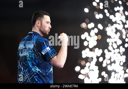 Luke Humphries célèbre sa victoire sur Scott Williams (non représenté) lors de la quinzième journée du Championnat du monde de fléchettes Paddy Power à Alexandra Palace, Londres. Date de la photo : mardi 2 janvier 2024. Banque D'Images