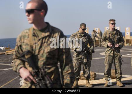 Forces militaires AMÉRICAINES. 170311OC926-215 MER MÉDITERRANÉE (11 mars 2017) les Marines avec la Compagnie des Indes, l'équipe de débarquement du bataillon, le 3e bataillon, le 6e régiment des Marines, la 24e unité expéditionnaire des Marines, attendent l'ordre d'engager leurs cibles lors d'un exercice d'entraînement à tir réel à bord de l'USS Mesa Verde (LPD 19) le 11 mars 2017. Le 24e MEU est actuellement déployé avec le Bataan Amphibious Ready Group à l'appui des opérations de sécurité maritime et des efforts de coopération en matière de sécurité du théâtre dans la zone d'opérations de la 6e flotte américaine. (Photo du corps des Marines des États-Unis par le caporal Hernan Vidana/libéré) Banque D'Images