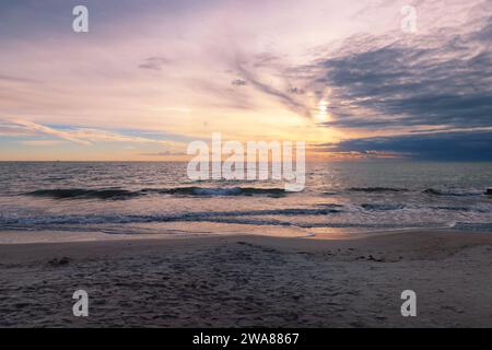 Coucher de soleil sur Madeira Beach près de St Petersburg, Floride, États-Unis Banque D'Images