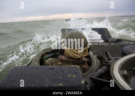 Forces militaires AMÉRICAINES. 170318MS784-173 Capu MIDIA, Roumanie (18 mars 2017)—lance Cpl Andrew Cummings, du 24th Marine Expeditionary Unti (MEU), est touché par des vagues alors qu'il manœuvrait un véhicule amphibie d'assaut pendant l'exercice Spring Storm 2017, mars 18. La 24e MEU a participé à l’évolution de la formation maritime bilatérale dirigée par la Roumanie. Le 24e MEU est déployé avec le Bataan Amphibious Readiness Group pour soutenir les opérations de sécurité maritime et les efforts de coopération en matière de sécurité du théâtre dans les zones d'opération des 5e et 6e flottes américaines. (Photo du corps des Marines des États-Unis par lance Cpl Melanye Martine Banque D'Images