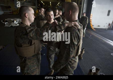 Forces militaires AMÉRICAINES. 170320EU132-093 MER MÉDITERRANÉE (20 mars 2017) les Marines de la 24e unité expéditionnaire des Marines (MEU) mènent une formation en arts martiaux du corps des Marines à bord du navire d'assaut amphibie USS Bataan (LHD 5), le 20 mars 2017. Le 24e MEU est actuellement déployé avec le Bataan Amphibious Readiness Group à l'appui des opérations de sécurité maritime et des efforts de coopération en matière de sécurité du théâtre dans la zone d'opérations de la 6e flotte américaine. (Photo du corps des Marines des États-Unis par le caporal Autmn Bobby/libéré) Banque D'Images