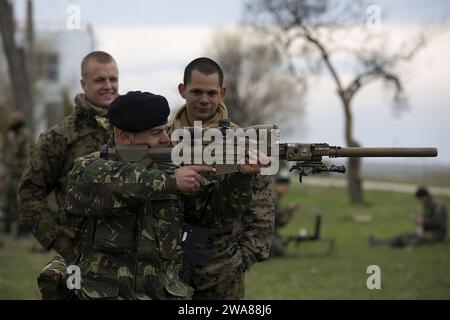 Forces militaires AMÉRICAINES. 170319MS784-352 CAPU MIDIA, Roumanie (19 mars 2017)—Un Marine roumain vérifie le système de sniper semi-automatique M110 d'un Marine américain sur le terrain d'entraînement de Capu Midia en Roumanie, pendant l'exercice Spring Storm 2017, mars 19. La 24e unité expéditionnaire maritime (MEU) a participé à l'évolution de la formation maritime bilatérale dirigée par la Roumanie. Le 24e MEU est déployé avec le Bataan Amphibious Readiness Group pour soutenir les opérations de sécurité maritime et les efforts de coopération en matière de sécurité du théâtre dans les zones d'opération des 5e et 6e flottes américaines. (Photo du corps des Marines des États-Unis par lance Cpl Mela Banque D'Images