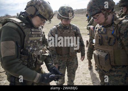 Forces militaires AMÉRICAINES. 170320EO036-030 Capu MIDIA, Roumanie (20 mars 2017)— les Marines américains, affectés à la 24e unité expéditionnaire des Marines (MEU), à l'équipe d'engagement féminine, et les troupes roumaines apprennent à connaître les systèmes d'armes des autres sur les terrains d'entraînement de Capu Midia en Roumanie le 20 mars, lors de l'exercice Spring Storm 2017. Le 24e MEU est actuellement déployé avec le Bataan Amphibious Ready Group à l'appui des opérations de sécurité maritime et des efforts de coopération en matière de sécurité du théâtre dans la zone d'opérations de la 6e flotte américaine. (Photo du corps des Marines des États-Unis par le caporal Brianna Gaudi/libéré) Banque D'Images