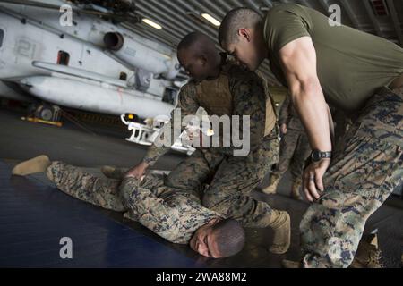 Forces militaires AMÉRICAINES. 170320EU132-136 MER MÉDITERRANÉE (20 mars 2017) les Marines de la 24e unité expéditionnaire des Marines (MEU) mènent une formation en arts martiaux du corps des Marines à bord du navire d'assaut amphibie USS Bataan (LHD 5), le 20 mars 2017. Le 24e MEU est actuellement déployé avec le Bataan Amphibious Readiness Group à l'appui des opérations de sécurité maritime et des efforts de coopération en matière de sécurité du théâtre dans la zone d'opérations de la 6e flotte américaine. (Photo du corps des Marines des États-Unis par le caporal Autmn Bobby/libéré) Banque D'Images