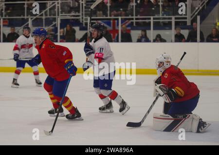 Dumfries, 15 décembre 2023. Ian Germanier et le netminder Roberto Mampel jouant pour l'Espagne et Lucas Price jouant pour la Grande-Bretagne dans un match du Championnat du monde U20 de hockey sur glace 2024 de l'IIHF, Division II, Groupe A au Dumfries Ice Bowl. Crédit : Colin Edwards Banque D'Images