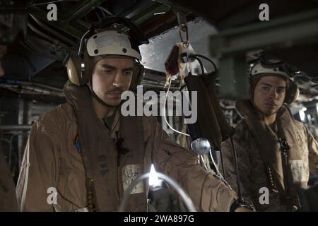 Forces militaires AMÉRICAINES. 170323EU132-183 MER MÉDITERRANÉE (23 mars 2017) Lieutenant de marine Cmdt. Derek Davies, chirurgien de la 24e Marine Expeditionary Unit (MEU), prend soin d'un patient simulé à bord d'un hélicoptère CH-53E Super Stallion, le 23 mars 2017. La 24e MEU est actuellement déployée avec le Bataan Amphibious Readiness Group pour soutenir les opérations de sécurité maritime et les efforts de coopération en matière de sécurité du théâtre dans la zone d'opérations de la 6e flotte américaine. (Photo du corps des Marines des États-Unis par le caporal Autmn Bobby/libéré) Banque D'Images