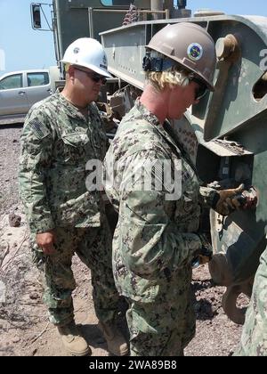 Forces militaires AMÉRICAINES. 170323–N–SD965-001 ALI OUNE, Djibouti (23 avril 2017) de droite, mécanicien de construction de 3e classe Megan Slantis, de Punta Gorda, Floride, Franciso Landrau, mécanicien en chef principal de la construction, de Melbourne, en Floride, tous deux affectés au Naval Mobile Construction Battalion (NMCB) 1, réparent l'accouplement de frein à air d'urgence sur une remorque de matériel lourd à Ali Oune, Djibouti, le 23 avril 2017. Le NMCB-1 est déployé en avant pour exécuter la construction, l'aide humanitaire et étrangère, le soutien des services de combat des opérations spéciales et la coopération en matière de sécurité sur le théâtre des opérations à l'appui de l'armée américaine Banque D'Images