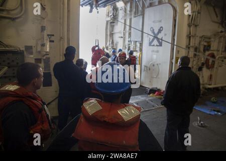 Forces militaires AMÉRICAINES. 170408OC926-003 Mer Méditerranée (8 avril 2017) les marins affectés au quai de transport amphibie USS Mesa Verde (LPD 19) récupèrent un mannequin utilisé lors d'un exercice homme à la mer le 8 avril 2017. Mesa Verde, ainsi que la 24e unité expéditionnaire maritime, est en cours avec le Bataan Amphibious Ready Group pour soutenir les opérations de sécurité maritime et les efforts de coopération en matière de sécurité du théâtre dans la zone d'opérations de la 6e flotte américaine. (Photo du corps des Marines des États-Unis par le caporal Hernan Vidaña) Banque D'Images