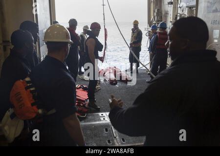 Forces militaires AMÉRICAINES. 170408OC926-010 Mer Méditerranée (8 avril 2017) les marins affectés au quai de transport amphibie USS Mesa Verde (LPD 19) récupèrent un mannequin utilisé lors d'un exercice homme à la mer le 8 avril 2017. Mesa Verde, ainsi que la 24e unité expéditionnaire maritime, est en cours avec le Bataan Amphibious Ready Group pour soutenir les opérations de sécurité maritime et les efforts de coopération en matière de sécurité du théâtre dans la zone d'opérations de la 6e flotte américaine. (Photo du corps des Marines des États-Unis par le caporal Hernan Vidaña) Banque D'Images