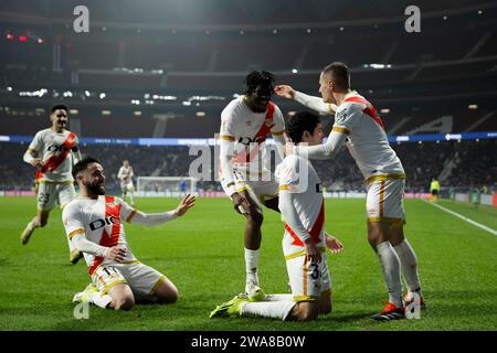 Madrid, Espagne. 02 janvier 2024. Les joueurs du Rayo Vallecano célèbrent un but lors du match de la Liga 2023/24 entre Getafe et Rayo Vallecano au stade Civitas Metropolitano. Score final ; Getafe 0 : 2 Rayo Vallecano. Crédit : SOPA Images Limited/Alamy Live News Banque D'Images