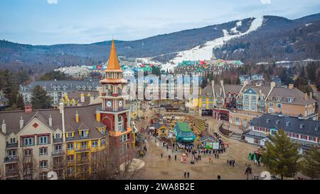 Vue aérienne de la station de ski Mont Tremblant, montagnes Laurentides, Québec, Canada Banque D'Images