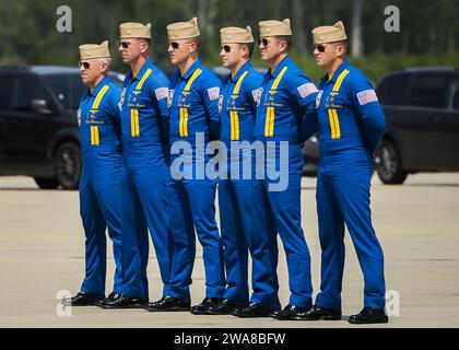 Forces militaires AMÉRICAINES. 170428SX452-074 BEAUFORT (Caroline du Sud) (28 avril 2017) les pilotes de l'escadron de démonstration de vol de la Marine des États-Unis, les Blue Angels, sont prêts à approcher leur avion avant une démonstration en vol à la Marine corps Air Station (MCAS) Beaufort. LES MCA Beaufort ont accueilli le spectacle aérien pour promouvoir les efforts de recrutement du corps des Marines et de la Marine, démontrer toute la force et les capacités de nos militaires et témoigner leur reconnaissance aux membres des communautés environnantes qui appuient les hommes et les femmes qui servent leur pays. (Photo du corps des Marines des États-Unis par lance Cpl Benjamin McDonald/libéré Banque D'Images