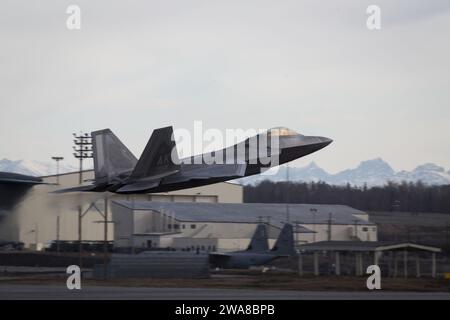 Forces militaires AMÉRICAINES. Un avion F-35B Lightning II du corps des Marines des États-Unis décolle de la base interarmées Elmendorf-Richardson, en Alaska, marquant le début de l'exercice Northern Edge 2017, le 1 mai 2017. Cet exercice est le plus grand et le plus important exercice d’entraînement conjoint de l’Alaska conçu pour pratiquer les opérations, les techniques et les procédures ainsi que pour améliorer l’interopérabilité entre les services. Des milliers de participants de tous les services, aviateurs, soldats, marins, Marines et membres du personnel de la Garde côtière du service actif, de la Réserve et des unités de la Garde nationale sont impliqués. Les Marines dans l'avion sont avec Marine Fight Banque D'Images