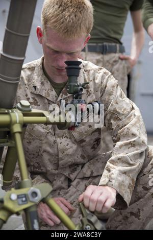 Forces militaires AMÉRICAINES. 170508OC926-036 MER MÉDITERRANÉE (8 mai 2017) le Cpl Cody Thompson, affecté à la Compagnie des Indes, équipe de débarquement du bataillon, 3e bataillon, 6e régiment de Marines, 24e unité expéditionnaire des Marines (MEU), effectue des ajustements à un système de mortier M224 de 60 mm à bord du navire amphibie USS Mesa Verde (LPD 19) lors d'une évolution de formation le 8 mai 2017. Le 24e MEU est en cours avec le Bataan Amphibious Ready Group pour soutenir les opérations de sécurité maritime et les efforts de coopération en matière de sécurité du théâtre dans la zone d'opérations de la 6e flotte américaine. (Photo du corps des Marines des États-Unis par le caporal Her Banque D'Images