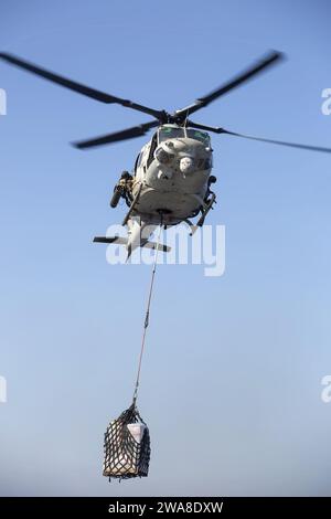 Forces militaires AMÉRICAINES. 170531OC926-019 Mer Méditerranée (31 mai 2017) Un hélicoptère UH-1Y Venom, affecté au Marine Medium Tiltrotor Squadron (VMM) 365 (renforcé), 24th Marine Expeditionary Unit (MEU), transporte des marchandises lors d'un réapprovisionnement vertical le 31 mai 2017. Le 24e MEU est en cours avec le Bataan Amphibious Ready Group pour soutenir les opérations de sécurité maritime et les efforts de coopération en matière de sécurité du théâtre dans la zone d'opérations de la 6e flotte américaine. (Photo du corps des Marines des États-Unis par le caporal Hernan Vidaña/publié) Banque D'Images