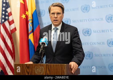 Samuel Zbogar, Représentant spécial de la Slovénie auprès du Conseil de sécurité, prend la parole lors de la cérémonie d'installation des drapeaux pour le Conseil de sécurité au Siège de l'ONU à New York le 2 janvier 2024 Banque D'Images