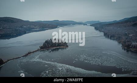 Photo aérienne du lac Tremblant glacé en hiver, Laurentides, Québec, Canada Banque D'Images