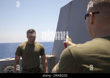 Forces militaires AMÉRICAINES. 170624AS864-133 MER MÉDITERRANÉE (24 juin 2017) le Cpl Brandon Torres, affecté à la Light Armored reconnaissance Company, Battalion Landing Team, 3rd Battalion 6th Marines, suit un cours de confiance après avoir été exposé à l'oléorésine capsicum lors d'une classe d'entraînement non létale à bord du navire de transport amphibie USS Mesa Verde classe San Antonio (LPD 19) 24 juin 2017. La 24th Marine Expeditionary Unit est en cours avec le Bataan Amphibious Ready Group pour soutenir les opérations de sécurité maritime et les efforts de coopération en matière de sécurité du théâtre dans la 6th Fleet et les États-Unis Banque D'Images