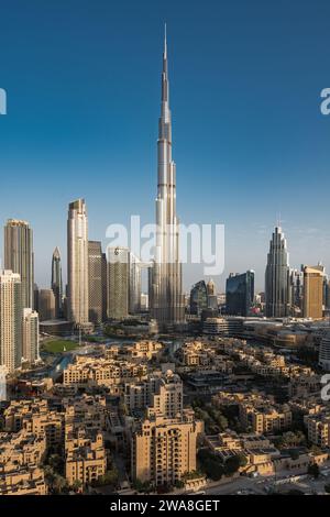 Gratte-ciel moderne dans le centre-ville de Dubaï, Émirats arabes Unis (eau). Banque D'Images