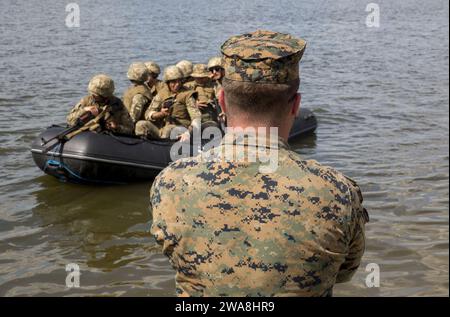 Forces militaires AMÉRICAINES. 170715QX735-0029 SHIROKYI LAN, Ukraine (15 juillet 2017) - Un Marine américain du 3e Bataillon, 23e Régiment de Marines, instruit les marines ukrainiens alors qu'ils manœuvrent leurs bateaux Zodiac, juillet 15, à Shirokyi LAN, Ukraine, pendant l'exercice Sea Breeze 2017. Sea Breeze est un exercice multinational aérien, terrestre et maritime organisé conjointement par les États-Unis et l’Ukraine, destiné à renforcer la sécurité collective, la stabilité et la sûreté en mer Noire. (Photo du corps des Marines des États-Unis par le sergent d'état-major Marcin Platek/publiée) Banque D'Images