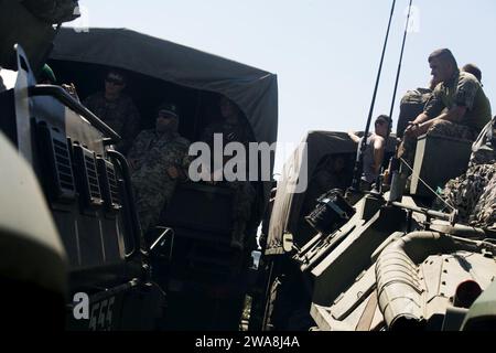 Forces militaires AMÉRICAINES. 170718ZH288-924 MYKOLAYIVKA, Ukraine (18 juillet 2017) les Marines américains avec la Force rotationnelle de la mer Noire 17,1 et les Marines ukrainiens chargent dans un véhicule de transport avant un atterrissage amphibie à Mykolayivka, Ukraine, pendant l'exercice Sea Breeze 2017, juillet 18. Sea Breeze est un exercice maritime multinational organisé conjointement par les États-Unis et l'Ukraine en mer Noire et conçu pour améliorer l'interopérabilité de la participation Banque D'Images