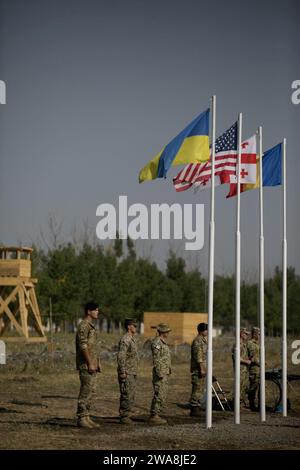 Forces militaires AMÉRICAINES. 170722ZH288-001 SHIROKYI LAN, Ukraine (le 22 juillet 2017)- les membres du Service qui ont participé à l'exercice Sea Breeze 2017 se tiennent à côté de leurs drapeaux respectifs lors de la cérémonie de clôture de l'exercice à Shirokyi LAN, Ukraine, le 22 juillet 2017. Sea Breeze est un exercice maritime multinational organisé conjointement par les États-Unis et l'Ukraine en mer Noire et conçu pour améliorer l'interopérabilité des pays participants et renforcer la sécurité maritime dans la région. (Photo du corps des Marines des États-Unis par le caporal Sean J. Berry/libéré) Banque D'Images