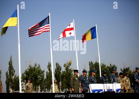 Forces militaires AMÉRICAINES. 170722ZH288-005 SHIROKYI LAN, Ukraine (le 22 juillet 2017)- les membres du Service qui ont participé à l'exercice Sea Breeze 2017 se tiennent ensemble lors de la cérémonie de clôture de l'exercice à Shirokyi LAN, Ukraine, le 22 juillet 2017. Sea Breeze est un exercice maritime multinational organisé conjointement par les États-Unis et l'Ukraine en mer Noire et conçu pour améliorer l'interopérabilité des pays participants et renforcer la sécurité maritime dans la région. (Photo du corps des Marines des États-Unis par le caporal Sean J. Berry/libéré) Banque D'Images