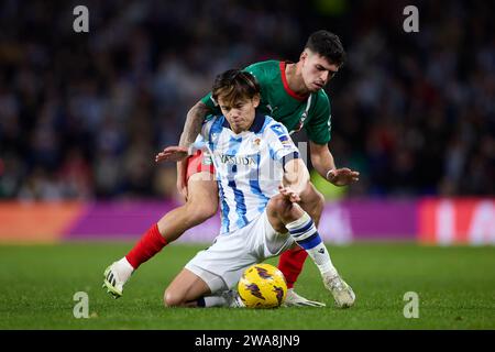 San Sebastian, Espagne. 02 janvier 2024. Takefusa Kubo de Real Sociedad est en compétition pour le ballon avec Javi Lopez de Deportivo Alaves lors du match de LaLiga EA Sports entre Real Sociedad et Deportivo Alaves au Reale Arena le 2 janvier 2024, à San Sebastian, en Espagne. Crédit : AFLO Co. Ltd./Alamy Live News Banque D'Images