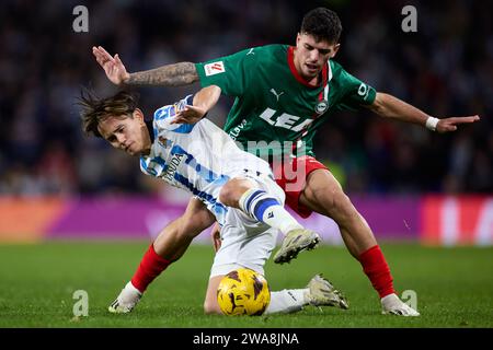 San Sebastian, Espagne. 02 janvier 2024. Takefusa Kubo de Real Sociedad est en compétition pour le ballon avec Javi Lopez de Deportivo Alaves lors du match de LaLiga EA Sports entre Real Sociedad et Deportivo Alaves au Reale Arena le 2 janvier 2024, à San Sebastian, en Espagne. Crédit : AFLO Co. Ltd./Alamy Live News Banque D'Images