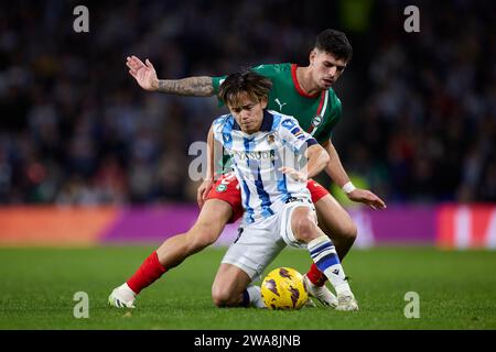 San Sebastian, Espagne. 02 janvier 2024. Takefusa Kubo de Real Sociedad est en compétition pour le ballon avec Javi Lopez de Deportivo Alaves lors du match de LaLiga EA Sports entre Real Sociedad et Deportivo Alaves au Reale Arena le 2 janvier 2024, à San Sebastian, en Espagne. Crédit : AFLO Co. Ltd./Alamy Live News Banque D'Images
